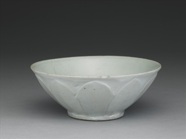青白瓷蓮瓣紋碗
