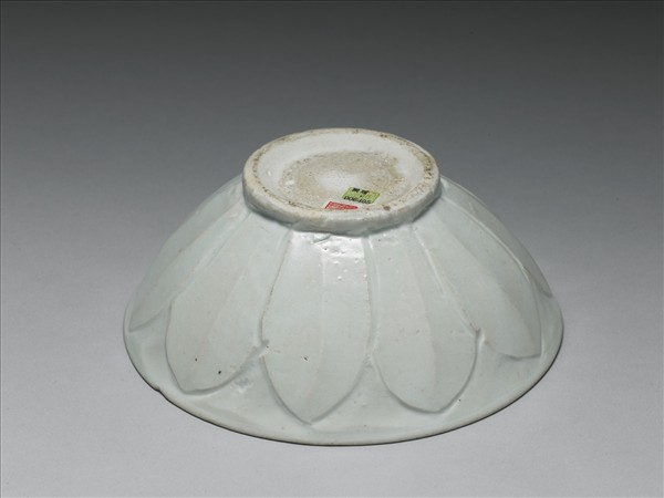 青白瓷蓮瓣紋碗