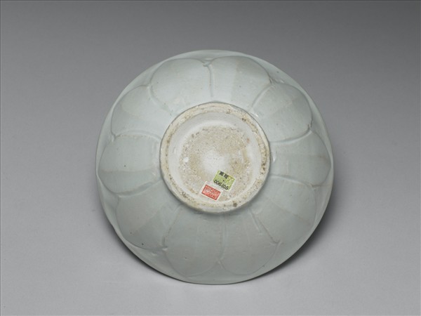 青白瓷蓮瓣紋碗