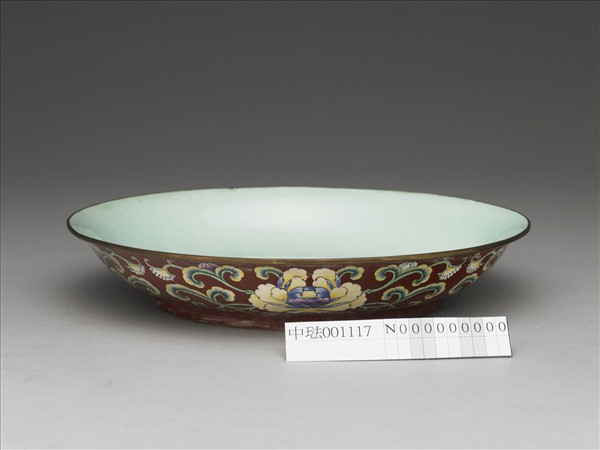 銅胎畫琺瑯紅地花卉紋盤