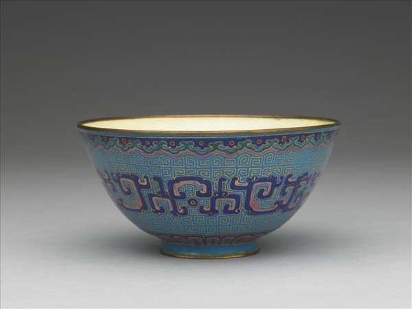 銅胎畫琺瑯藍地龍紋碗