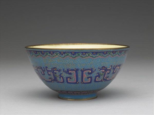 銅胎畫琺瑯藍地龍紋碗