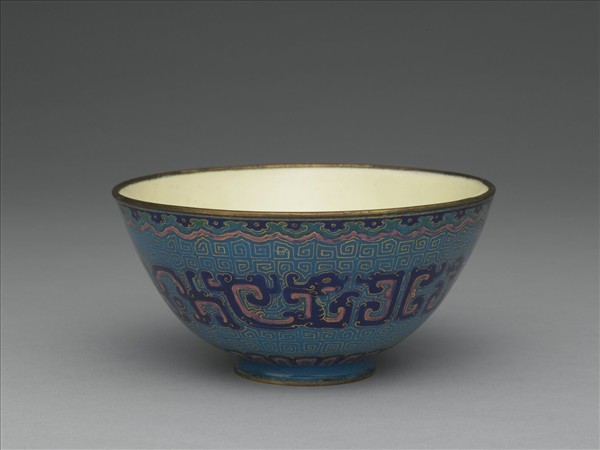 銅胎畫琺瑯藍地龍紋碗