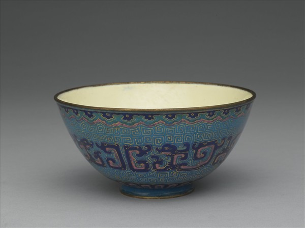 銅胎畫琺瑯藍地龍紋碗