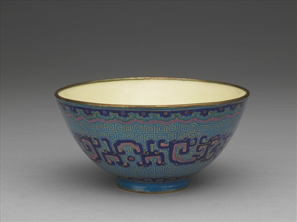 銅胎畫琺瑯藍地龍紋碗