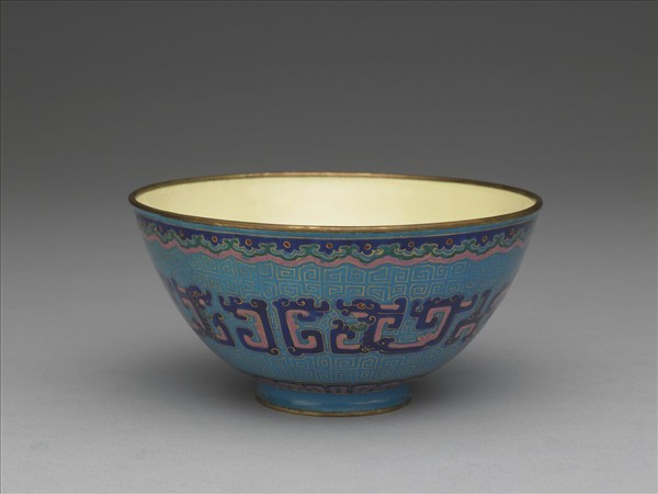 銅胎畫琺瑯藍地龍紋碗