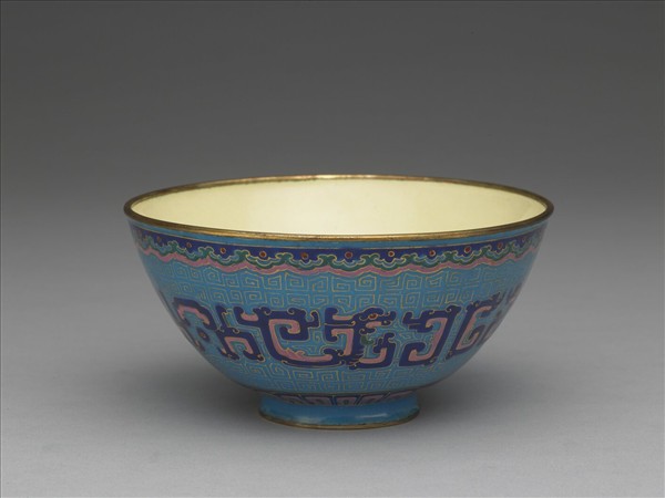 銅胎畫琺瑯藍地龍紋碗