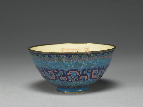 銅胎畫琺瑯藍地龍紋碗