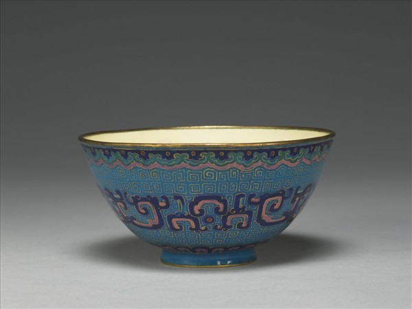 銅胎畫琺瑯藍地龍紋碗