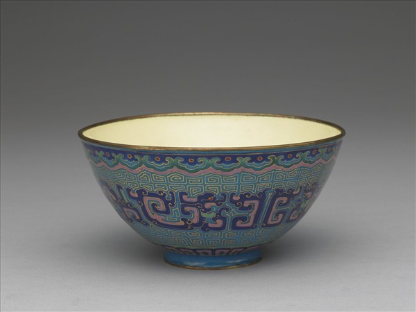 銅胎畫琺瑯藍地龍紋碗