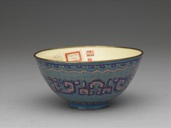 銅胎畫琺瑯藍地龍紋碗