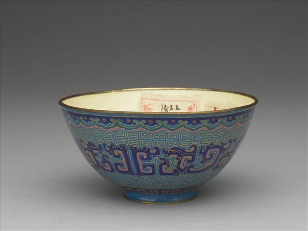 銅胎畫琺瑯藍地龍紋碗