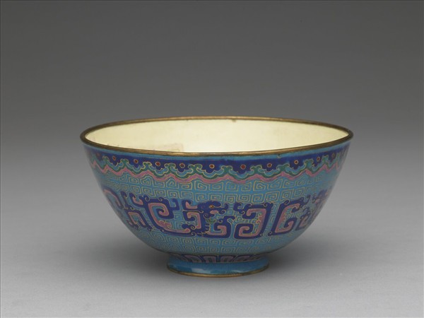 銅胎畫琺瑯藍地龍紋碗