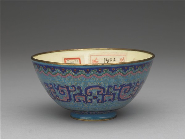 銅胎畫琺瑯藍地龍紋碗