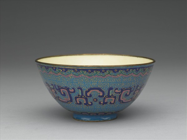 銅胎畫琺瑯藍地龍紋碗