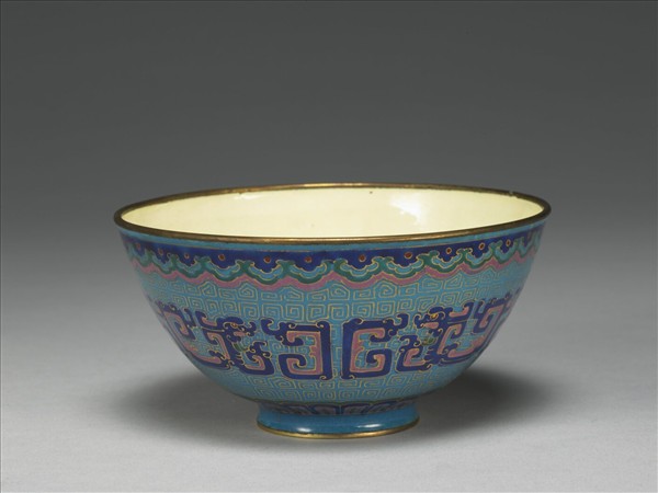 銅胎畫琺瑯藍地龍紋碗