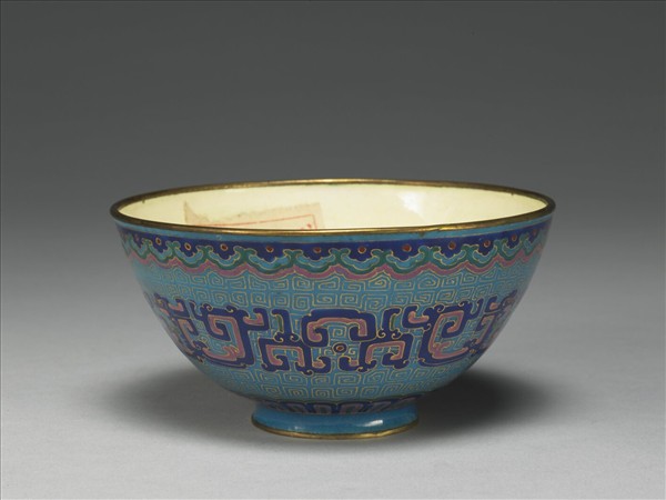 銅胎畫琺瑯藍地龍紋碗