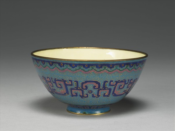 銅胎畫琺瑯藍地龍紋碗