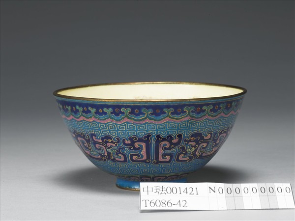 銅胎畫琺瑯藍地龍紋碗