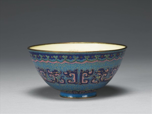 銅胎畫琺瑯藍地龍紋碗