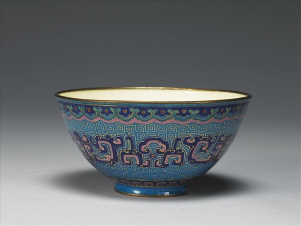 銅胎畫琺瑯藍地龍紋碗