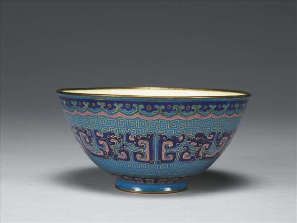 銅胎畫琺瑯藍地龍紋碗