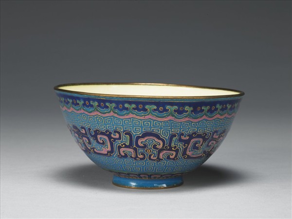 銅胎畫琺瑯藍地龍紋碗