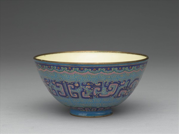 銅胎畫琺瑯藍地龍紋碗