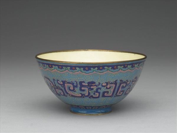 銅胎畫琺瑯藍地龍紋碗