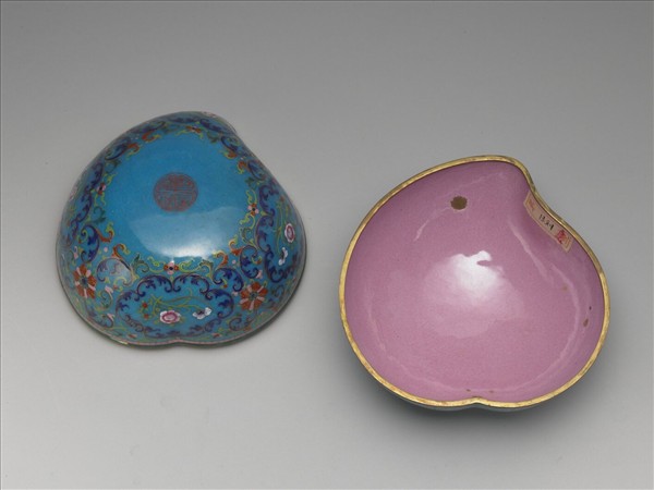 銅胎畫琺瑯桃式盒