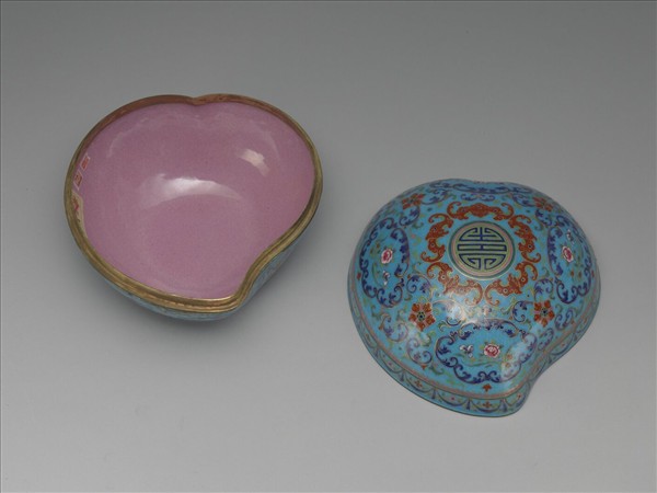 銅胎畫琺瑯桃式盒