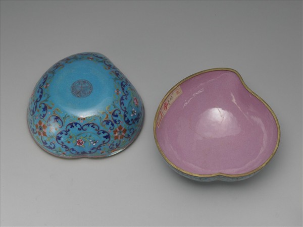 銅胎畫琺瑯桃式盒