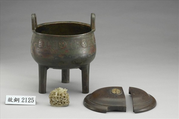 旋渦四瓣目紋鼎