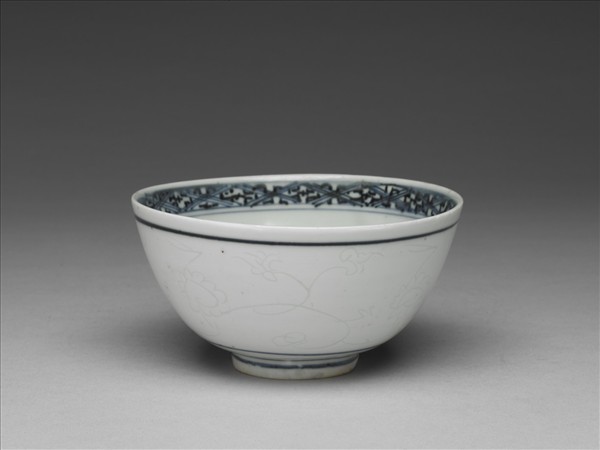 青花暗花碗