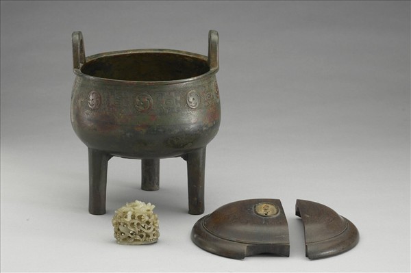 旋渦四瓣目紋鼎