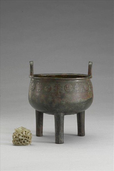 旋渦四瓣目紋鼎