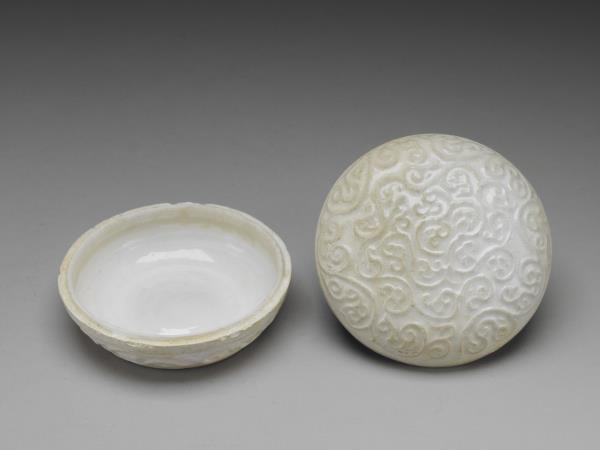 安溪窯 青白瓷印花卷草紋盒