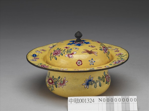 銅胎畫琺瑯黃地花卉紋痰盂