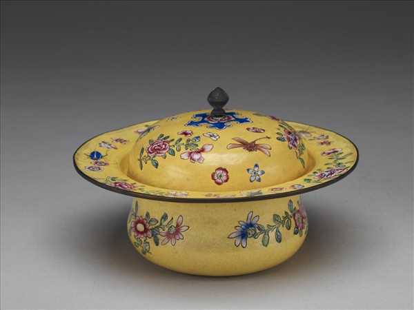 銅胎畫琺瑯黃地花卉紋痰盂