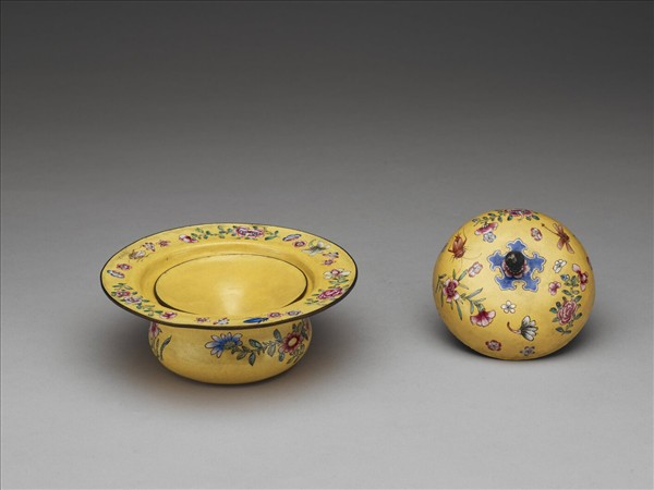 銅胎畫琺瑯黃地花卉紋痰盂