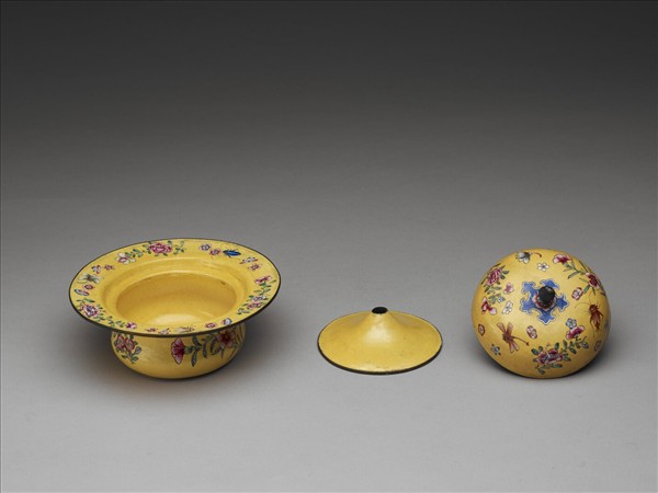 銅胎畫琺瑯黃地花卉紋痰盂