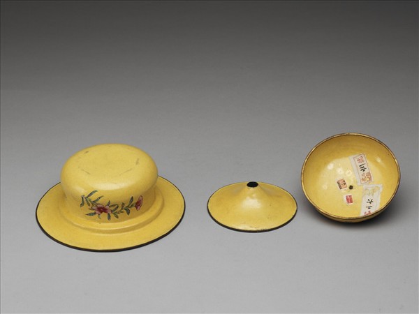 銅胎畫琺瑯黃地花卉紋痰盂