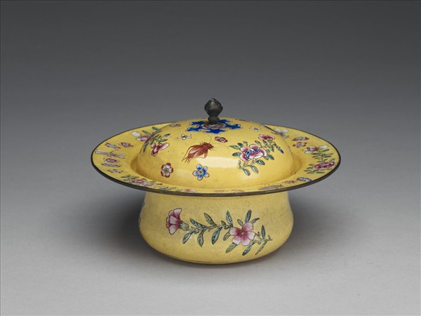 銅胎畫琺瑯黃地花卉紋痰盂