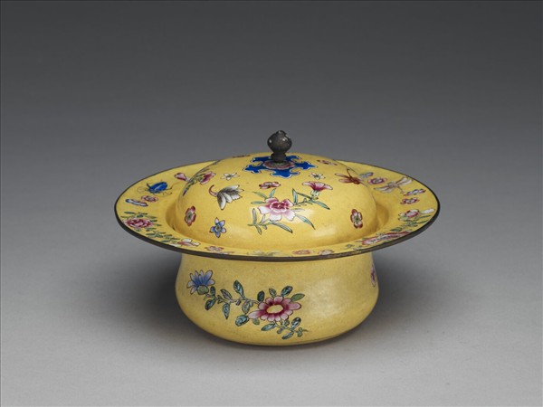 銅胎畫琺瑯黃地花卉紋痰盂