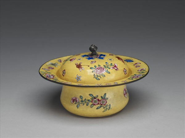 銅胎畫琺瑯黃地花卉紋痰盂