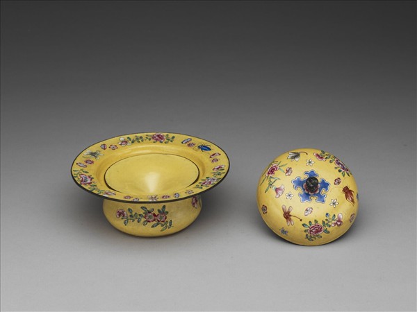 銅胎畫琺瑯黃地花卉紋痰盂