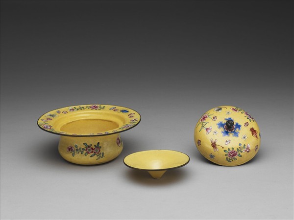 銅胎畫琺瑯黃地花卉紋痰盂