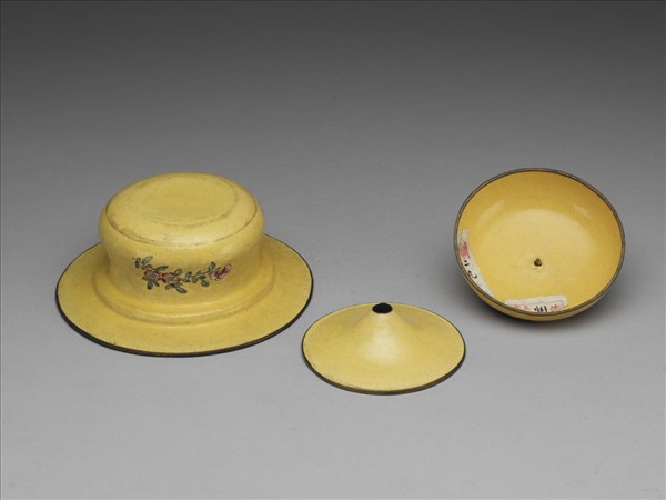 銅胎畫琺瑯黃地花卉紋痰盂