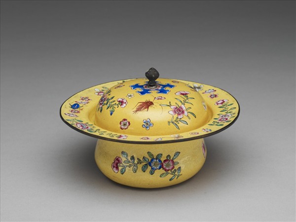 銅胎畫琺瑯黃地花卉紋痰盂