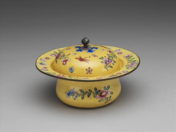 銅胎畫琺瑯黃地花卉紋痰盂